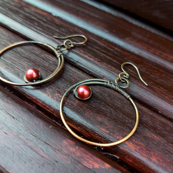 SOLD💍Minimalist Freshwater Pearl Wirewrapped hoops - Picture 4 of 13